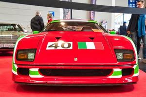 friedrichshafen - maio de 2019 vermelho verde ferrari f40 1989 no motorworld classics bodensee em 11 de maio de 2019 em friedrichshafen, alemanha foto