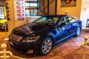 fontvieille, mônaco - junho de 2017 azul lexus ls iv 2006 no museu de coleção de carros top de mônaco foto