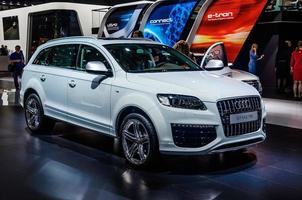 moscou, rússia - agosto de 2012 audi q7 v12 tdi apresentado como estreia mundial no 16º salão internacional de automóveis mias moscou em 30 de agosto de 2012 em moscou, rússia foto