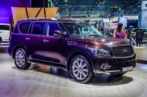 moscou, rússia - agosto de 2012 infiniti qx80 apresentado como estreia mundial no 16º salão internacional de automóveis mias moscou em 30 de agosto de 2012 em moscou, rússia foto