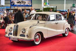 friedrichshafen - maio de 2019 branco marfim bmw 3200 s 501 502 1961 sedan no motorworld classics bodensee em 11 de maio de 2019 em friedrichshafen, alemanha foto