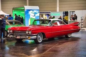 friedrichshafen - maio de 2019 branco vermelho cadillac coupe de ville 1959 coupe no motorworld classics bodensee em 11 de maio de 2019 em friedrichshafen, alemanha foto