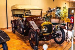 fontvieille, mônaco - junho de 2017 marrom merida manuel manu croix rouge 1939 no museu da coleção de carros top de mônaco foto