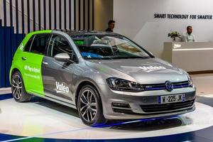 frankfurt, alemanha - setembro de 2019 prata verde voklswagen vw golf valeo carro elétrico híbrido plug-in, iaa international motor show auto exhibtion foto