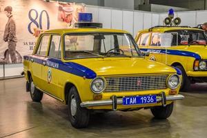 moscou - agosto de 2016 lada vaz 2101 milícia polícia gai apresentada no salão internacional de automóveis mias moscou em 20 de agosto de 2016 em moscou, rússia foto