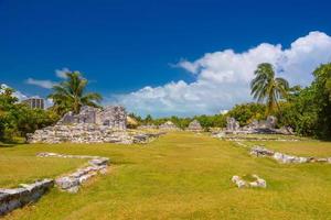 ruínas antigas de maya na zona arqueológica de el rey perto de cancun, yukatan, méxico foto