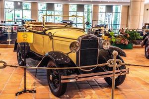 fontvieille, mônaco - junho de 2017 bege ford a cabrio 1930 no museu de coleção de carros top de mônaco foto