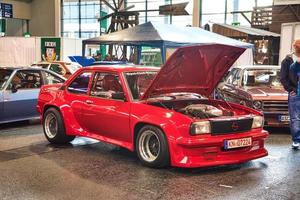 friedrichshafen - maio de 2019 red opel ascona b coupe 1980 no motorworld classics bodensee em 11 de maio de 2019 em friedrichshafen, alemanha foto