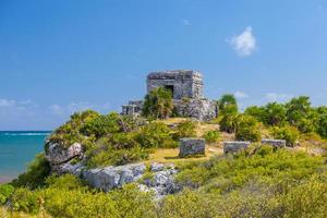 estrutura 45, ofertórios na colina perto da praia, ruínas maias em tulum, riviera maya, yucatan, mar do caribe, méxico foto