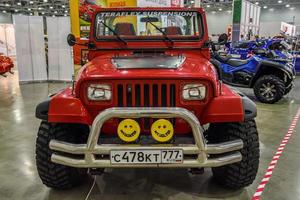 moscou - agosto de 2016 jeep wrangler yj apresentado no salão internacional de automóveis mias moscou em 20 de agosto de 2016 em moscou, rússia foto