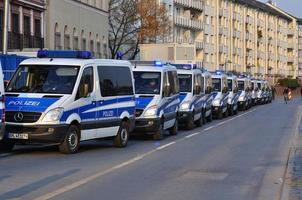 frankfurt, alemanha - 18 de março de 2015 carros de polícia, blockupy de demonstração foto