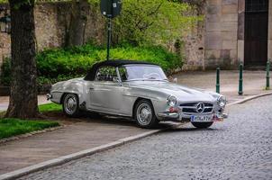 fulda, alemanha - maio de 2013 mercedes-benz 300sl cabrio roadster retro car em 9 de maio de 2013 em fulda, alemanha foto