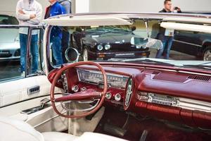 friedrichshafen - maio de 2019 couro branco interior vermelho da chrysler imperial crown 1963 cabrio no motorworld classics bodensee em 11 de maio de 2019 em friedrichshafen, alemanha foto