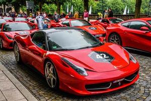 alemanha, fulda - julho de 2019 ferrari vermelho 458 spider coupe foi apresentado no salão do automóvel de frankfurt de 2011. esta variante conversível do 458 italia possui uma capota rígida retrátil de alumínio que, foto