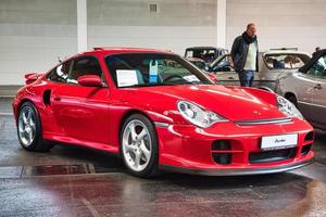 friedrichshafen - maio de 2019 red porsche 911 996 turbo coupe 2000 no motorworld classics bodensee em 11 de maio de 2019 em friedrichshafen, alemanha foto