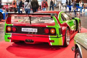 friedrichshafen - maio de 2019 vermelho verde ferrari f40 1989 no motorworld classics bodensee em 11 de maio de 2019 em friedrichshafen, alemanha foto