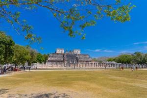 templo dos guerreiros em chichen itza, quintana roo, méxico. ruínas maias perto de cancún foto