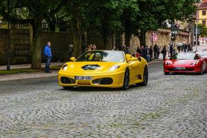 alemanha, fulda - julho de 2019 amarelo ferrari f430 tipo f131 cabrio é um carro esportivo produzido pelo fabricante de automóveis italiano ferrari de 2004 a 2009 como sucessor do ferrari 360. o carro é um foto