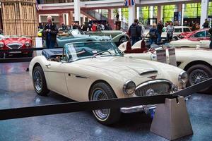 friedrichshafen - maio de 2019 bege austin-healey 3000 1962 racing cabrio roadster no motorworld classics bodensee em 11 de maio de 2019 em friedrichshafen, alemanha foto