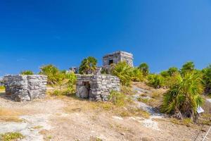 estrutura 45, ofertórios na colina perto da praia, ruínas maias em tulum, riviera maya, yucatan, mar do caribe, méxico foto