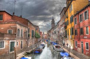 canal em veneza com casas antigas e barcos, veneza, itália hdr foto