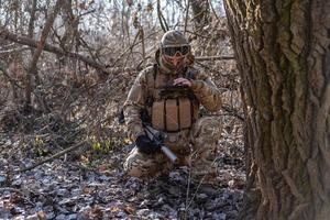 soldado moderno masculino na floresta de outono