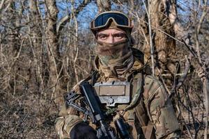 soldado moderno masculino na floresta de outono