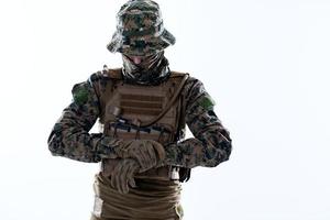 closeup de mãos de soldado colocando luvas de batalha protetoras foto
