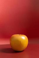maçã na luz baixa de fundo vermelho para conteúdo alimentar. foto