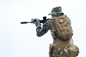 soldado em ação visando a ótica de visão a laser foto