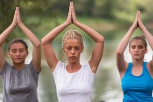 mulheres meditando e fazendo exercícios de ioga foto