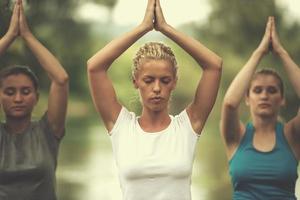 mulheres meditando e fazendo exercícios de ioga foto