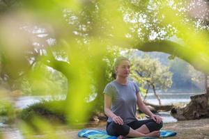 mulher meditando e fazendo exercícios de ioga
