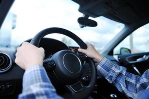 homem usando navegação de carro foto