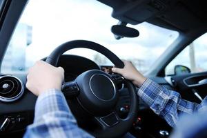 homem usando navegação de carro foto