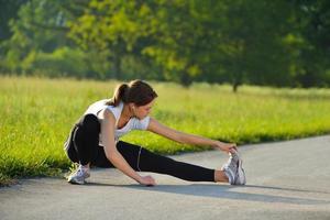 mulher alongamento antes de fitness foto