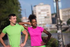 retrato de um jovem casal de jogging multiétnico pronto para correr foto