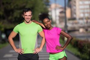 retrato de um jovem casal de jogging multiétnico pronto para correr foto