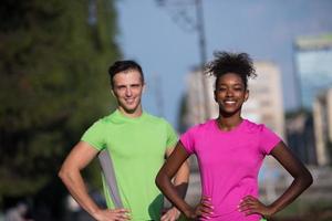 retrato de um jovem casal de jogging multiétnico pronto para correr foto