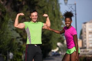 retrato de um jovem casal de jogging multiétnico pronto para correr foto