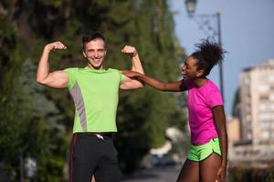 retrato de um jovem casal de jogging multiétnico pronto para correr foto