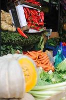 frutas e legumes frescos no mercado foto