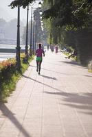 mulher afro-americana correndo na cidade foto