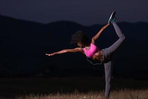 mulher negra fazendo ioga na natureza foto