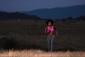 jovem afro-americana correndo na natureza foto