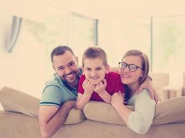 família com menino gosta na moderna sala de estar foto