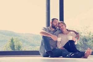 casal romântico desfrutando de café da manhã foto