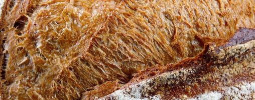 superfície de pão caseiro. bela crosta de close-up de pão. pão de arte. foto