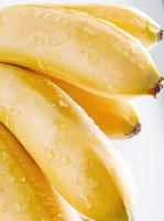 gotas de água em uma casca de banana. deliciosas bananas maduras. foto