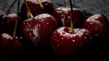 bagas de cereja com gotas de água na casca. fundo de cereja. foto